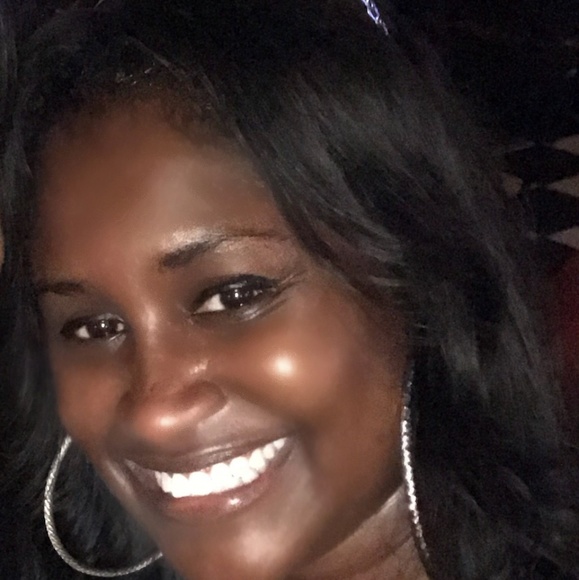 Meet your Posher, Cynthia - Picture 3 of 3